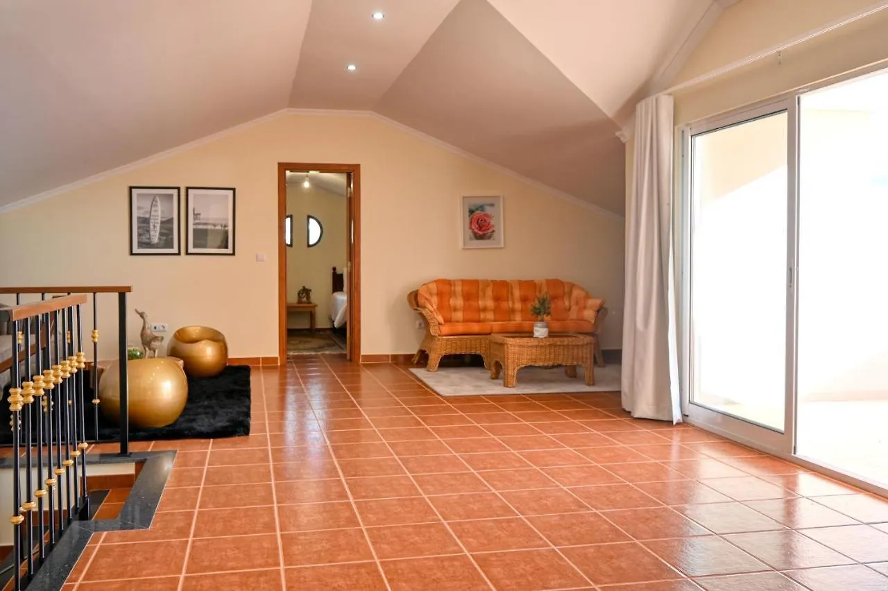 Villa Mendonca, A Home In Madeira Canhas